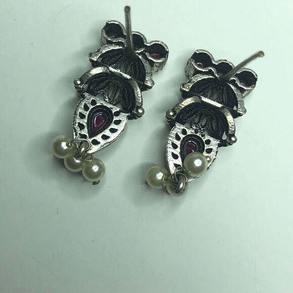 572 Silvertone faux pearl dangle faux ruby earrings - Picture 2 of 2